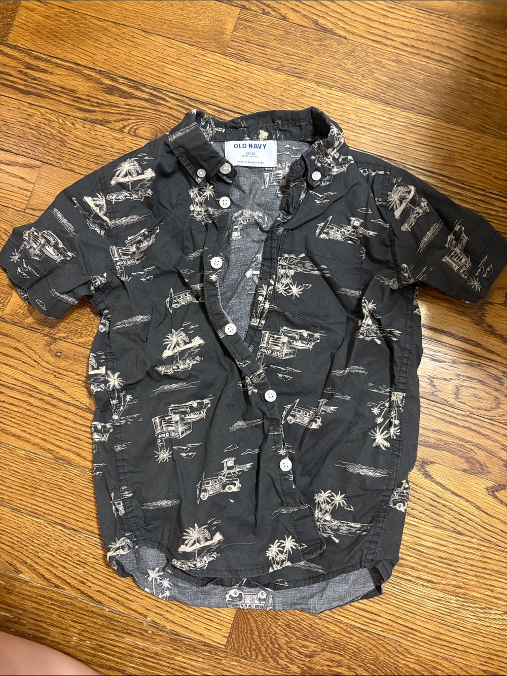 Old Navy Black Short-Sleeve Button-Down with Cream Tropical Print